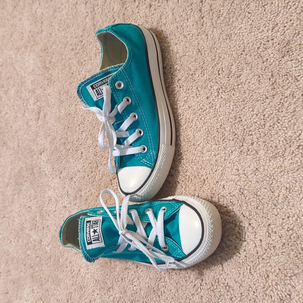 COPY - Women's sz 6 Converse shoes